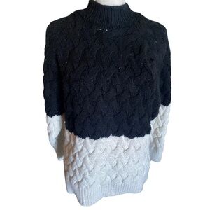 ROBIN Women’s Black and White Cable Knit Sweater Armpit/Armpit 21in Length 25in